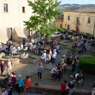 Il Pubblico Prende Posto